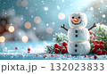 ペールブルーのクリスマスデコレーション背景のかわいいマシュマロスノーマン 132023833