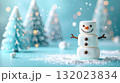 ペールブルーのクリスマスデコレーション背景のかわいいマシュマロスノーマン 132023834