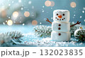 ペールブルーのクリスマスデコレーション背景のかわいいマシュマロスノーマン 132023835