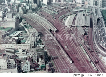 【1975年8月9日撮影】汐留貨物駅と0系新幹線、世界貿易センタービルからの俯瞰 132023844