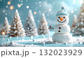 ペールブルーのクリスマスデコレーション背景のかわいいマシュマロスノーマン 132023929