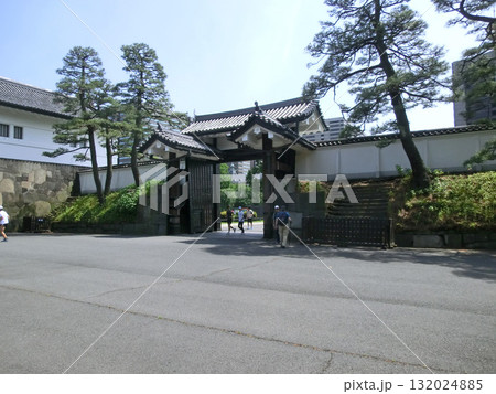 皇居の桜田門の高麗門（枡形内）（東京都千代田区） 132024885