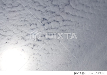 空一杯に広がるうろこ雲 132024902