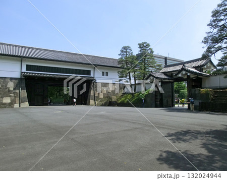 皇居の桜田門の高麗門と櫓門（枡形内）（東京都千代田区） 132024944