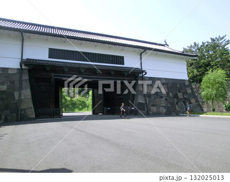 皇居の桜田門の櫓門(皇居前広場側)(東京都千代田区) 皇居の桜田門の櫓門(皇居前広場側)(東京都千代田区) 132025013