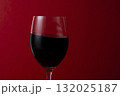 赤ワインの入ったワイングラスのクローズアップ 132025187