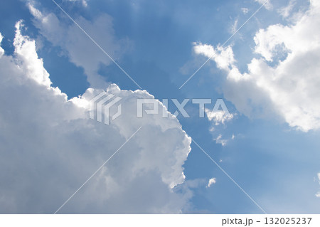 白い雲に隠れた太陽から漏れる光 132025237