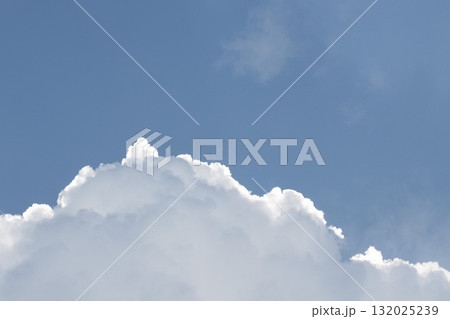 青空に浮かぶ美しい白い雲 132025239