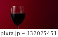 赤ワインが入ったワイングラスのクローズアップ 132025451