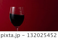 赤ワインが入ったワイングラスのクローズアップ 132025452