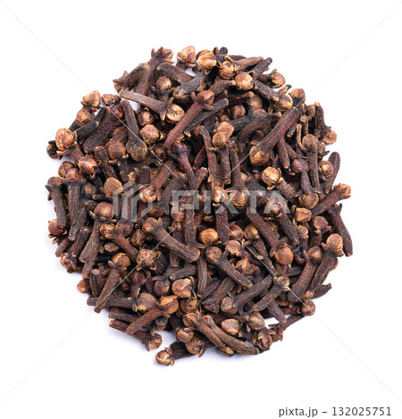 Dried cloves, circle on white background. Circle shape made with a bunch of aromatic flower buds of Syzygium aromaticum, used in cuisines as a spice, for flavoring, or as fragrance in cosmetics. Photo 132025751