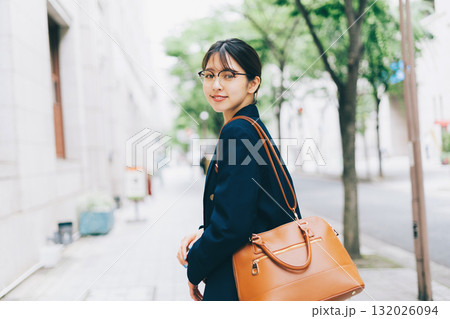 街を歩く若い女性 132026094