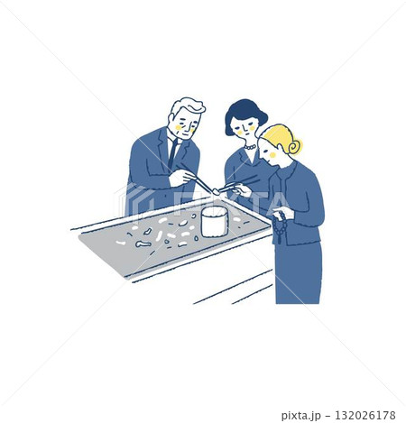 火葬後に骨上げをしている遺族 132026178