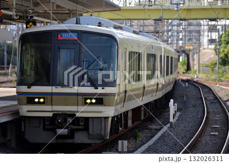 入線する221系臨時快速エキスポライナー 132026311