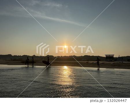 海岸に沈む夕陽と練習風景 132026447