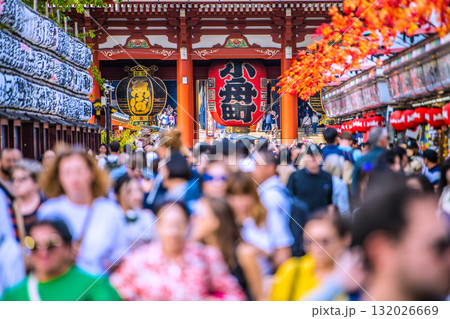 日本の東京都市景観インバウンド続く…まるで異国…外国人観光客らで賑わう浅草寺＝10月10日 132026669