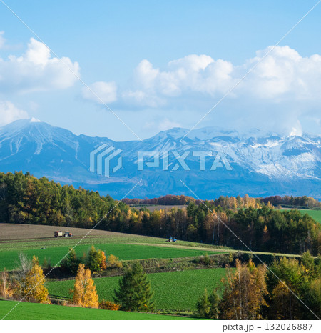 秋の北海道美瑛町の雄大な風景 132026887