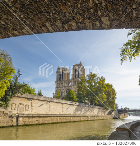 View of Notre dame de Paris and Seine river in Paris, France View of Notre dame de Paris and Seine river in Paris, France 132027006
