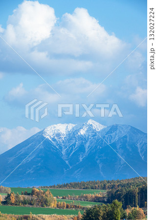 北海道美瑛町から見たオプタテシケ山のある風景 132027224