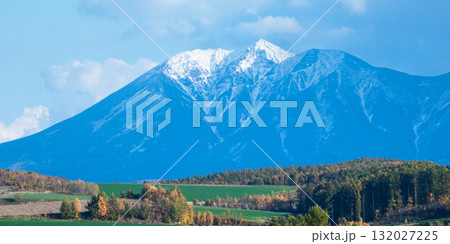 北海道美瑛町から見たオプタテシケ山のある風景 北海道美瑛町から見たオプタテシケ山のある風景 132027225