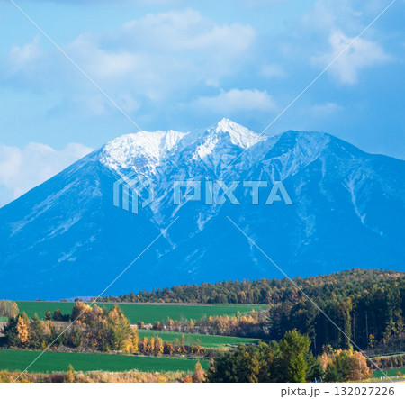 北海道美瑛町から見たオプタテシケ山のある風景 132027226