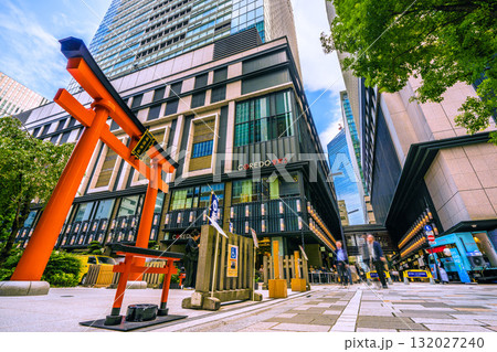 日本の東京都市景観 日本橋室町・ビルの谷間の福徳神社などを望む。右奥に再開発のビル… 日本の東京都市景観 日本橋室町・ビルの谷間の福徳神社などを望む。右奥に再開発のビル… 132027240