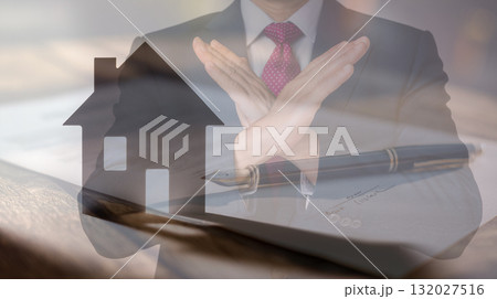 住宅購入を断るビジネスシーン、契約拒否と不動産規制を表現した構図 132027516