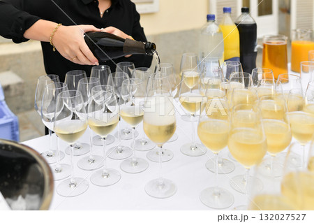The waiters pouring champagne at a wedding 132027527