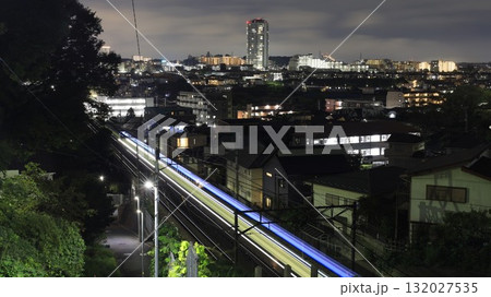 田奈第三公園横の階段から見た東急田園都市線を走る電車の光跡と夜景 132027535