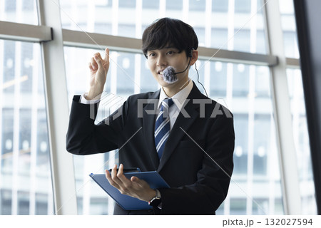 案内する笑顔のビジネスマン 案内する笑顔のビジネスマン 132027594