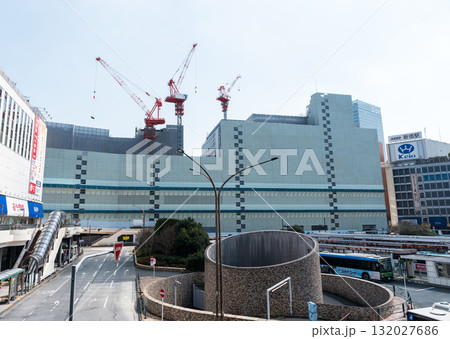 新宿駅西口の景色　小田急百貨店　ビックカメラの前から　春の青空　東京都新宿区 132027686