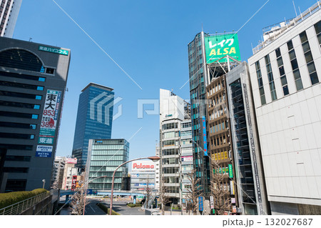 新宿駅の景色 予備校などのビル ビックカメラの横から 春の青空 東京都新宿区 新宿駅の景色 予備校などのビル ビックカメラの横から 春の青空 東京都新宿区 132027687