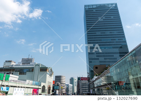 新宿駅南口の景色　バスタ新宿、NEWoMan新宿、JR新宿ミライナタワー　春の快晴　東京都新宿区 132027690