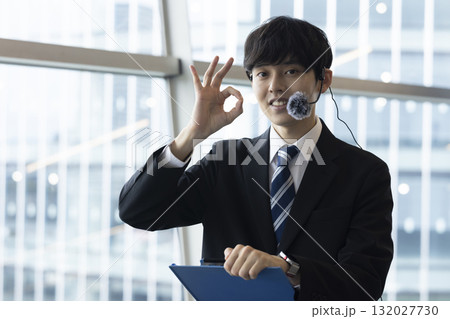 案内する笑顔のビジネスマン 案内する笑顔のビジネスマン 132027730