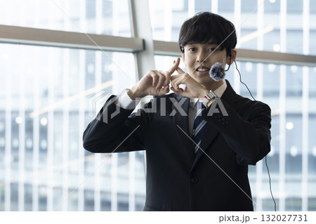 案内する笑顔のビジネスマン 132027731