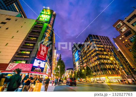 日本の東京都市景観インバウンド続く…外国人観光客らで賑わう秋葉原 132027763