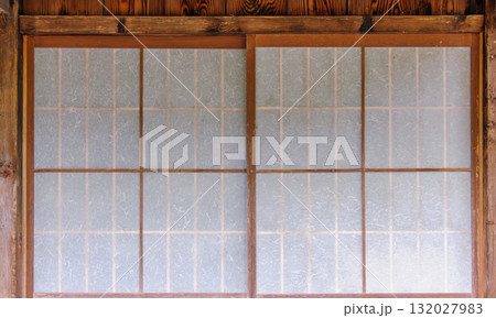 和の趣あふれる古民家の障子 和の趣あふれる古民家の障子 132027983