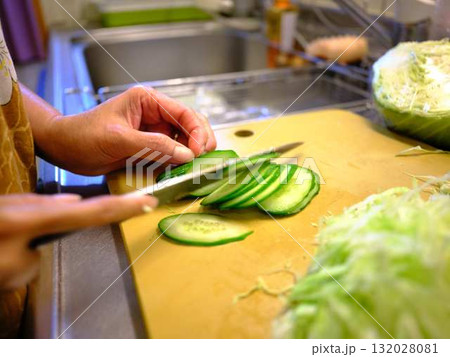 キュウリを三徳包丁で千切り 132028081