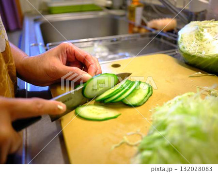 キュウリを三徳包丁で千切り 132028083
