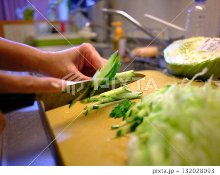 キュウリを三徳包丁で千切り 132028093