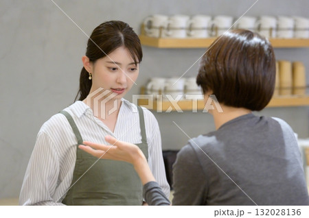 利用客のクレーム対応をするカフェの店員 利用客のクレーム対応をするカフェの店員 132028136
