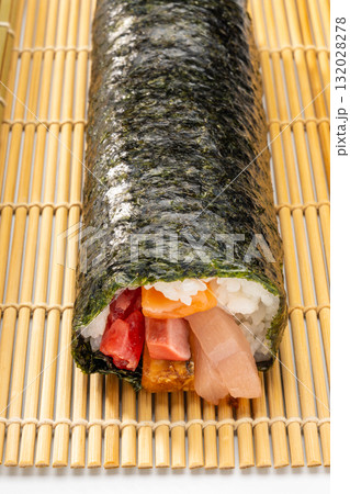 具がぎっしり詰まった節分の恵方巻 具がぎっしり詰まった節分の恵方巻 132028278