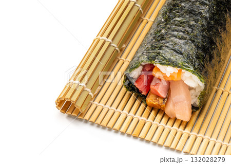 具がぎっしり詰まった節分の恵方巻 具がぎっしり詰まった節分の恵方巻 132028279