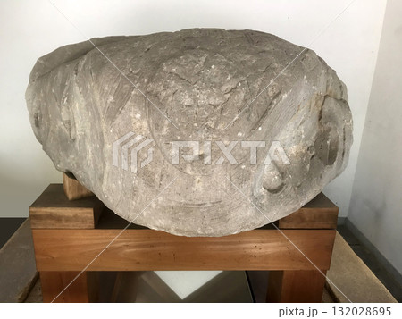 墳丘墓楯築遺跡_弧帯文石02 132028695