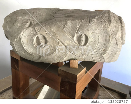 墳丘墓楯築遺跡_弧帯文石03 132028737