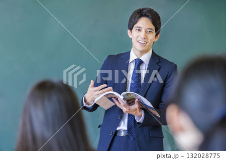 教室で授業をする男性教師と生徒 教室で授業をする男性教師と生徒 132028775