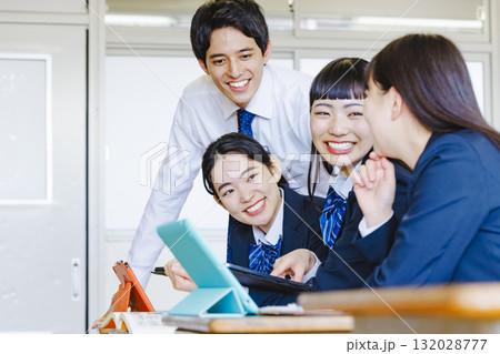教室で勉強をする女子高生と男性教師 132028777