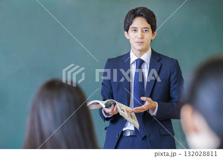 教室で授業をする男性教師と生徒 132028811