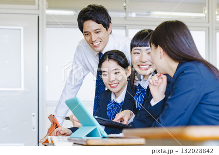 教室で勉強をする女子高生と男性教師 132028842
