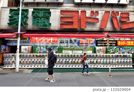 ガシャポンが並ぶ新宿西口カメラ屋の店頭 132029004